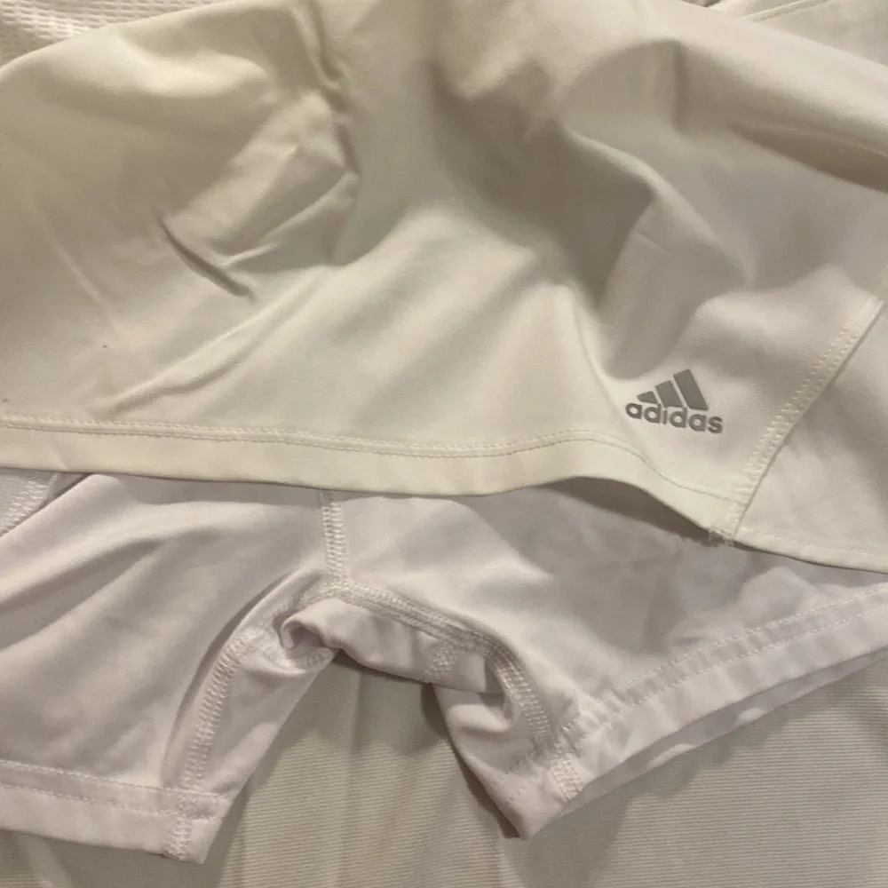 NWT Adidas white golf skort (shorts attached) 2 front pockets, 1 back pocket - Picture 3 of 8